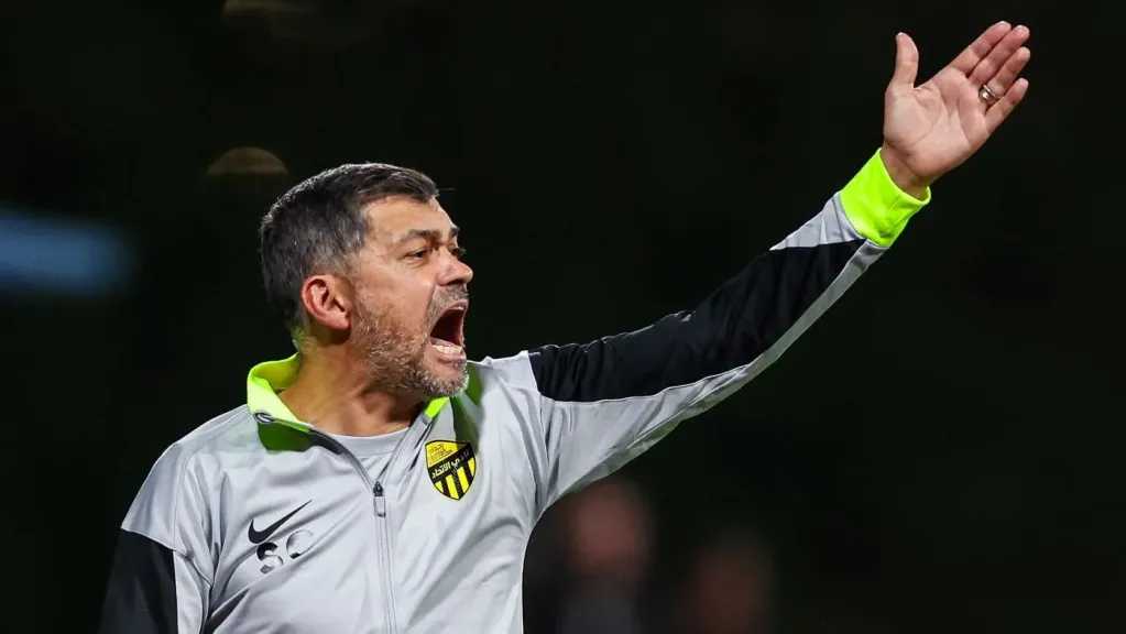 زلزال في الاتحاد.. قرار مفاجئ من كونسيساو بحرمان نجم العميد من المشاركة مع الفريق لنهاية الموسم!