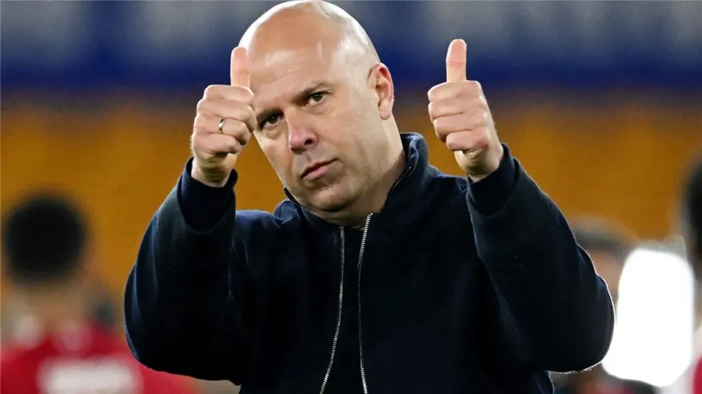 ليفربول يقرر الإطاحة بـ أرني سلوت يكشف عن مدرب ” الريدز ” الجديد