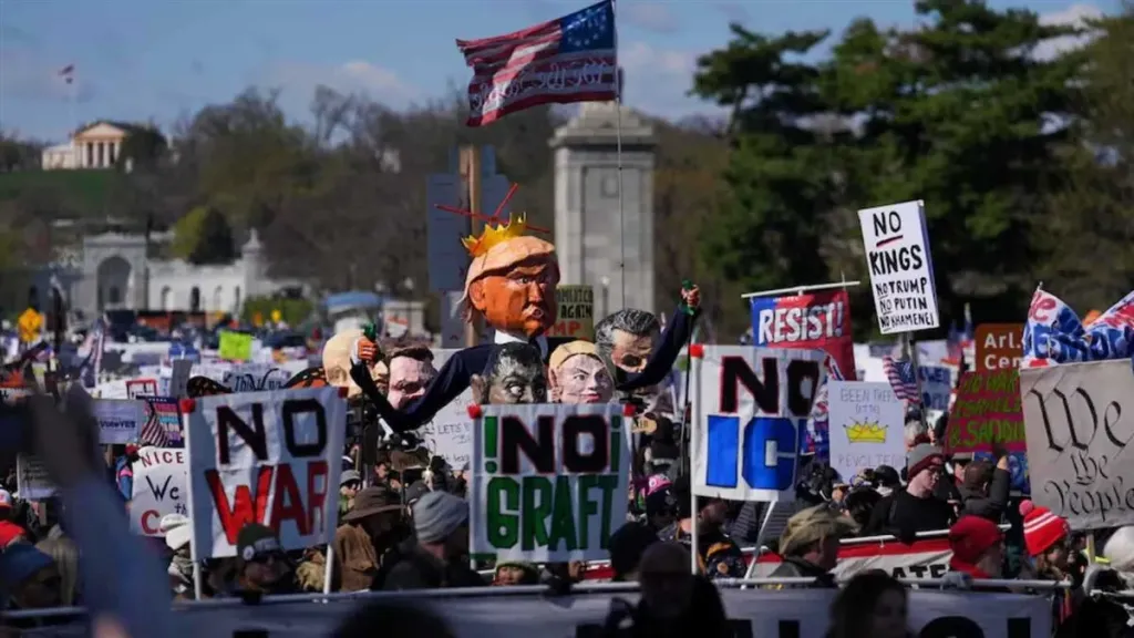 مظاهرات أمريكية ضد دونالد ترامب.. اعتقالات وغبار الغاز المسيل للدموع في الشوارع