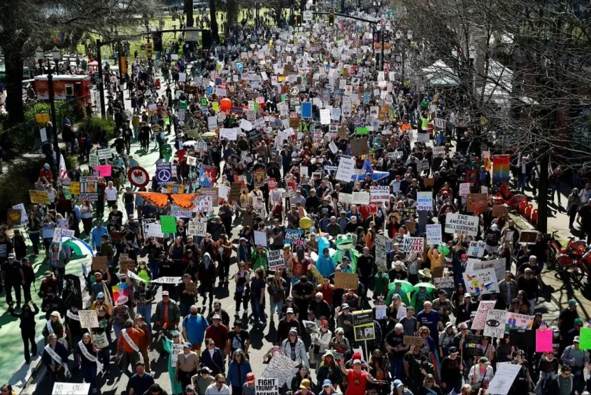 شاهد بالصور.. أبرز لقطات مظاهرات ”لا ملوك” ضد دونالد ترامب تشعل أمريكا