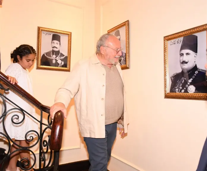 لحظات نادرة: الملك أحمد فؤاد الثاني في منزل عبدالحليم حافظ بمصر