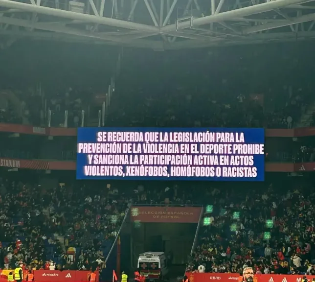 شاهد جميع هتافات جماهير إسبانيا ضد لاعبي منتخب مصر والمسلمين.. ماذا حدث في المدرجات؟
