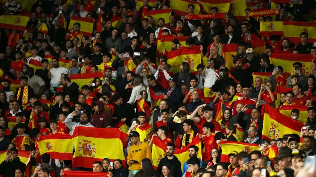 عاجل| عقوبات نارية من الفيفا ضد جماهير إسبانيا بعد العنصرية ضد لاعبي منتخب مصر وإهانة المسلمين