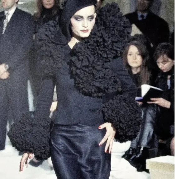 80 مليون دولار..كيم كارداشيان تخطف الأنظار بإطلالة من توقيع جون غاليانو