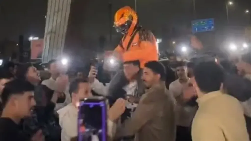 مشهد عفوي يجمع شباب وعامل توصيل