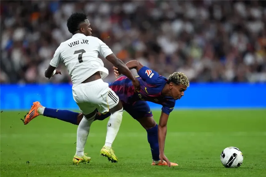 فينسيوس جونيور يوجه رسالة لـ لامين يامال ويكسر صمته عن أسباب غضبه من ألونسو