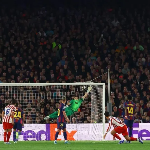 الكلاسيكو يشتعل بقذيفة لا تصد.. شاهد هدف ألفاريز أمام برشلونة في ربع نهائي دوري أبطال أوروبا