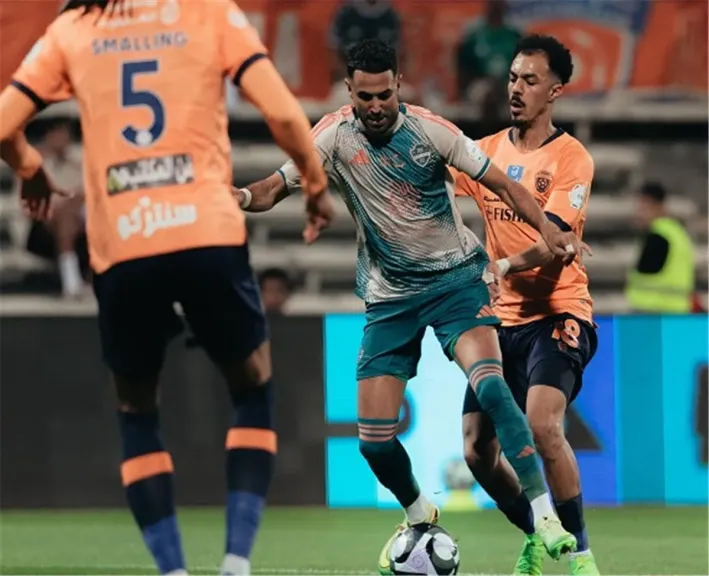 خبير تحكيمي يحسم الجدل.. لماذا لم يحتسب الحكم ركلة الجزاء الجدلية لـ الأهلي ضد الفيحاء؟