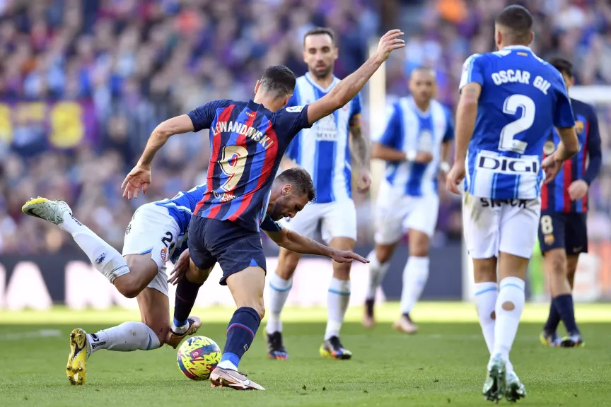 طبول الحرب تُقرع في كتالونيا: لافتات ”استفزازية” لجماهير إسبانيول تجتاح شوارع برشلونة.. شاهد بالصور