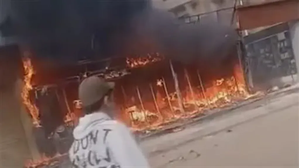 لحظات من القلق في الوراق بالجيزة.. اندلاع حريق هائل في محل تجاري