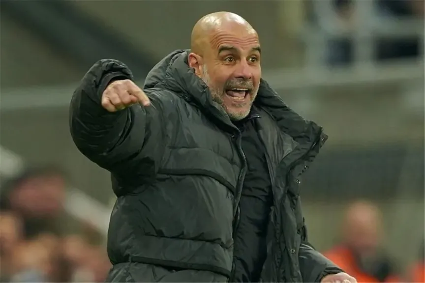 صراع اللقب يشتعل: مانشستر سيتي يتربص بقمة أرسنال عبر بوابة تشيلسي