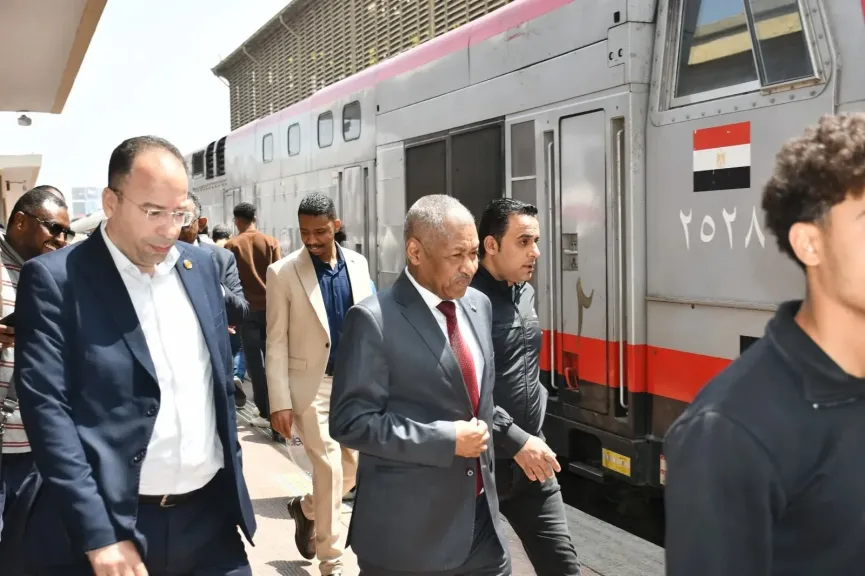 دعمًا للأشقاء.. مصر تُعيد مئات السودانيين عبر قطار خاص إلى أسوان