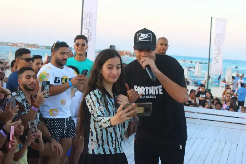 بعد ظهوره على سرير المرض.. المطرب المصري عنبة يثير قلق جمهوره وهذا ما كشفه