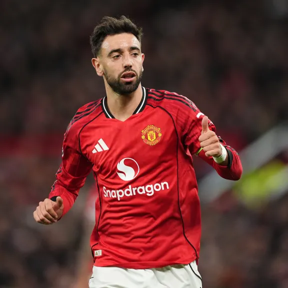 مانشستر يونايتد يسقط أمام ليدز بثنائية مفاجئة في الدوري الإنجليزي ويُشعل صراع المربع الذهبي مع ليفربول