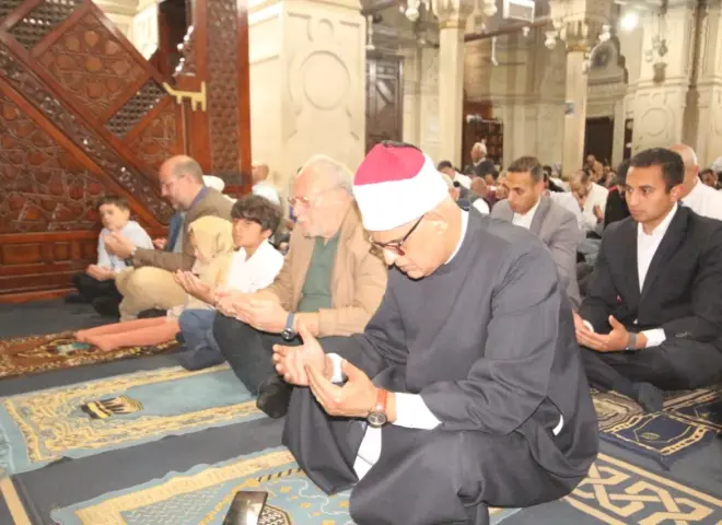 الملك أحمد فؤاد الثاني يؤدي صلاة الجمعة بمسجد القائد إبراهيم بالإسكندرية