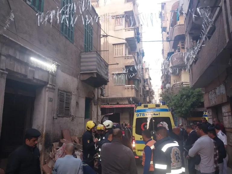 كلية الآداب بجامعة الإسكندرية تنعى ضحايا حادث انهيار عقار محرم بك