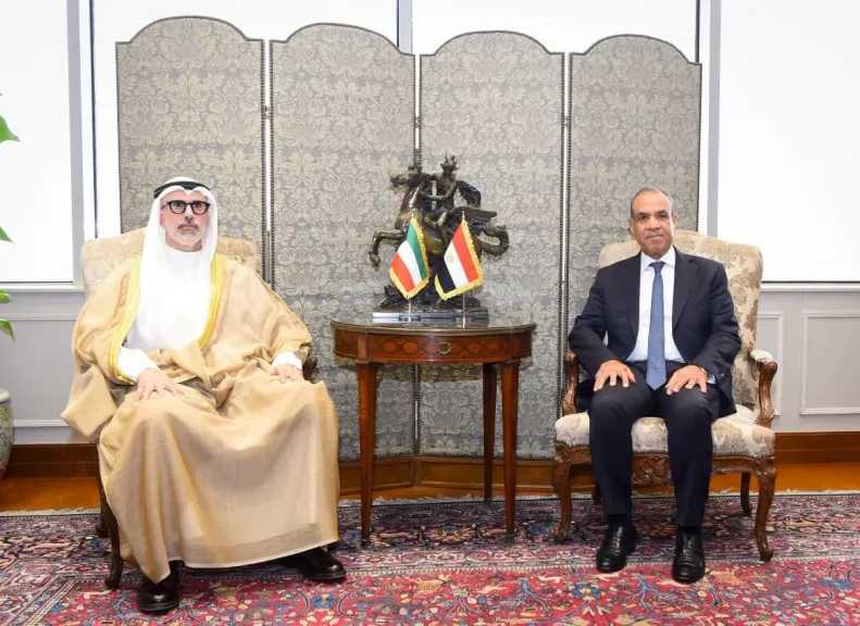 وزيرا خارجية مصر والكويت يعقدان مشاورات سياسية في القاهرة ويؤكدان عمق العلاقات الأخوية بين البلدين الشقيقين