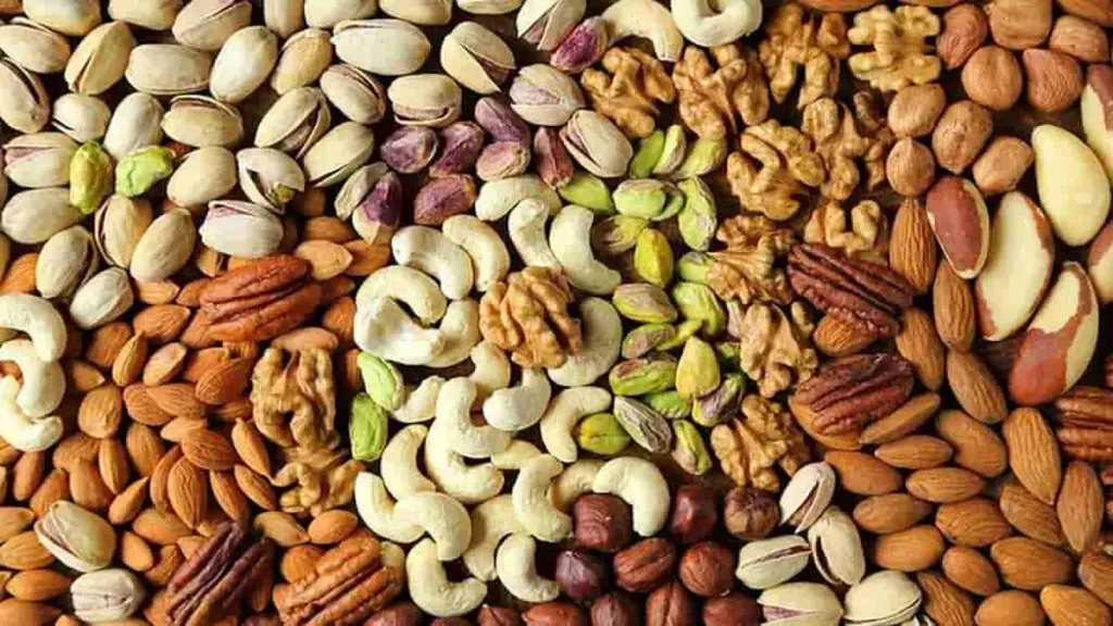 على الرغم من فوائدها الصحية.. أخصائي تغذيه يحذر من الإفراط في تناول المكسرات