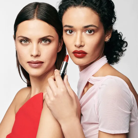 دراسة .. أحمر الشفاه يسبب شعور بالسعادة في ظل التحديات المالية