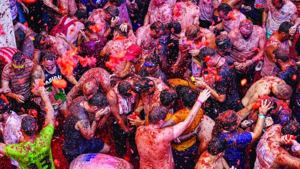 حادث صادم في مهرجان إسباني.. ثور هائج يهاجم رجلاً حتى الموت