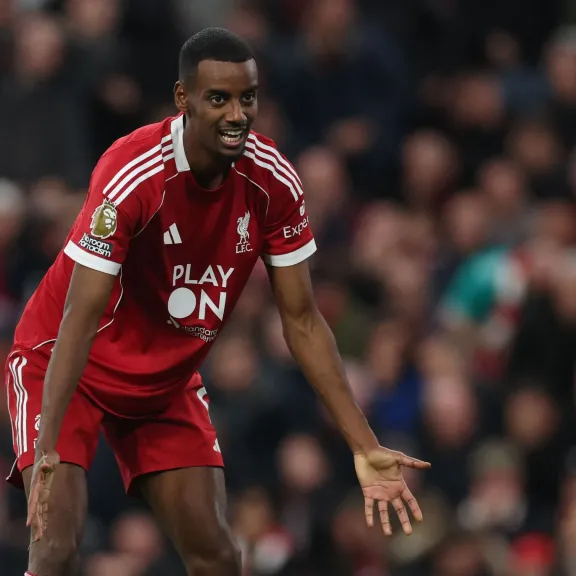 عودة قوية وتسجيل هدف.. عودة إيزالك من الإصابة ومستواه في مباراة أمس إلى الملاعب