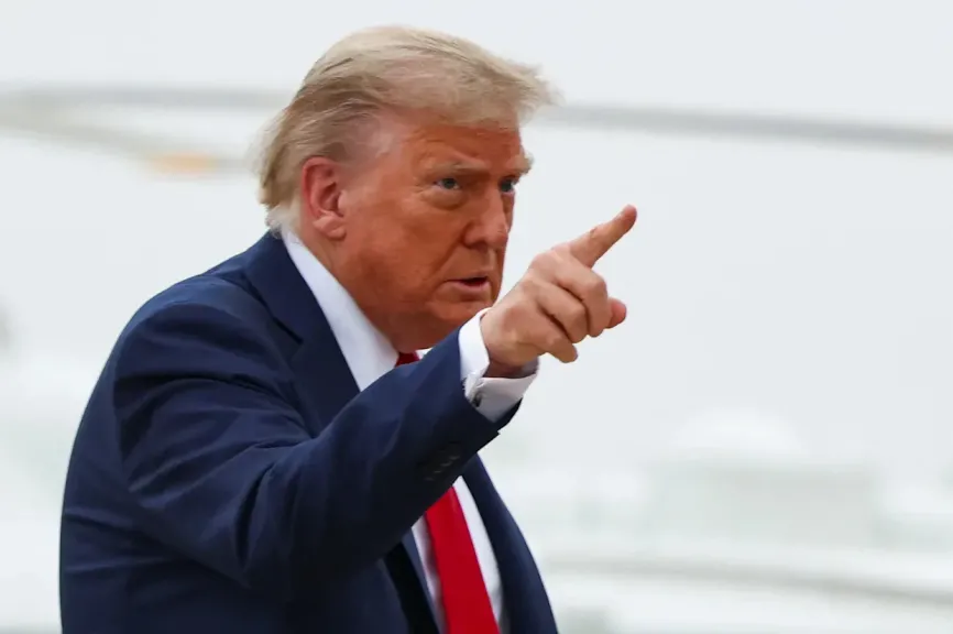 لقطة أربكت البروتوكول.. دونالد ترامب يتصدر المشهد في استقبال تشارلز الثالث