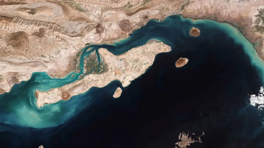 ماذا يحدث في مضيق هرمز؟ مصر تُدين استهداف ناقلة نفط إماراتية