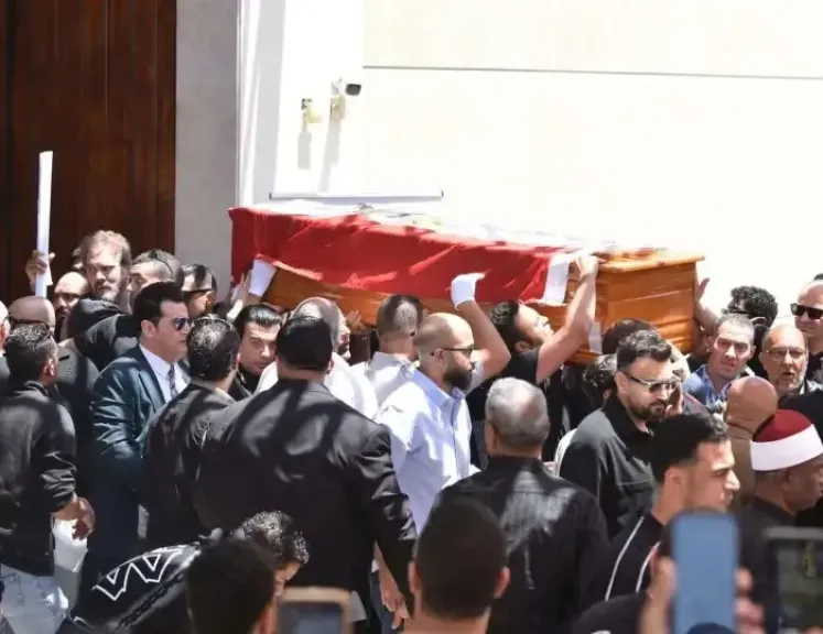 لحظة وداع صعبة.. حمادة هلال يبكي بحرقة في جنازة هاني شاكر