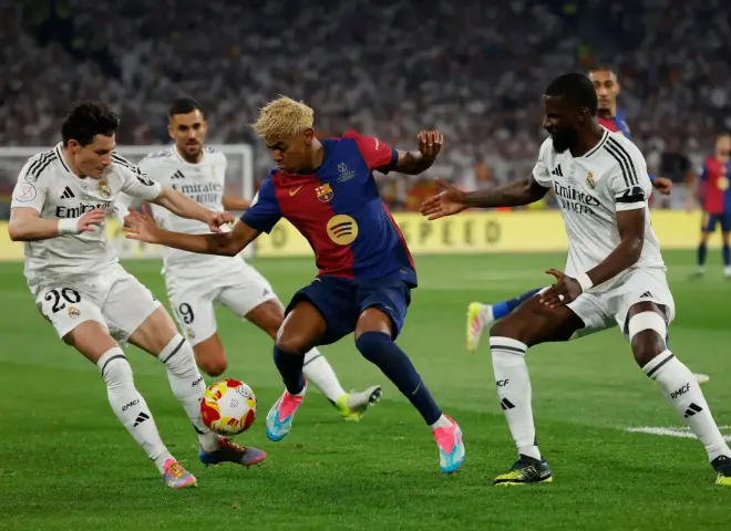 مباراة الكلاسكو غداً.. تعرف على حكم مباراة برشلونة ضد ريال مدريد