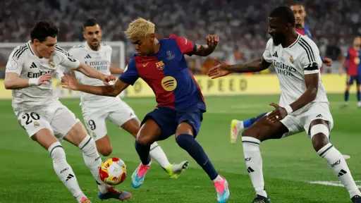 مباراة الكلاسكو غداً.. تعرف على حكم مباراة برشلونة ضد ريال مدريد