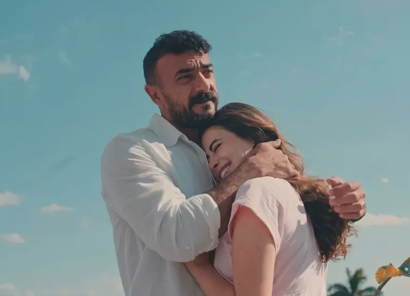 “عيونك دوبوني”.. أحمد العوضي يعلق على فيديو رومانسي مع يارا السكري