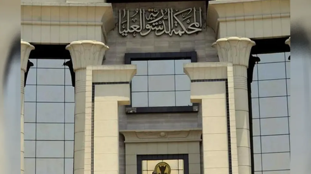 ماذا قالت ”الدستورية العليا” عن سب وقذف الموظف العام؟