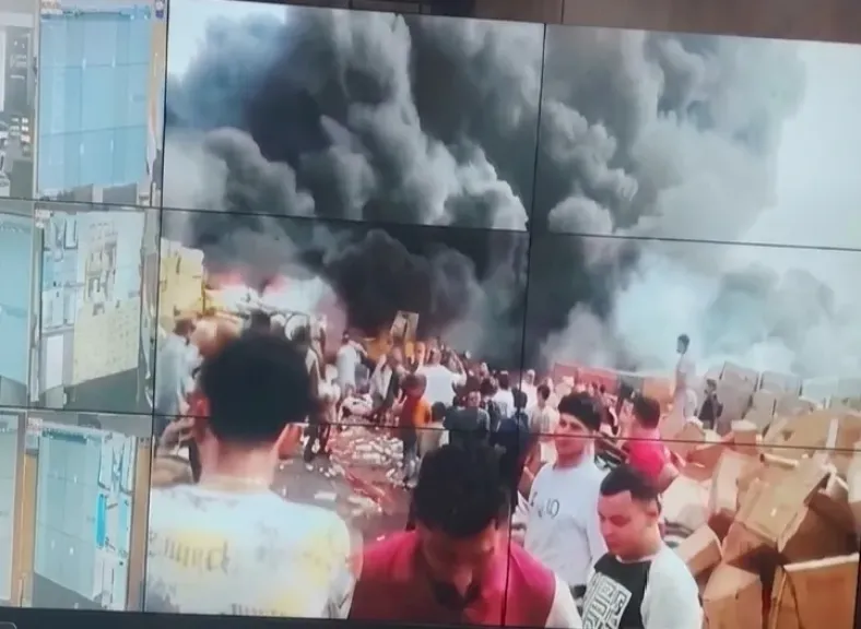حريق هائل في قليوب.. الدفع بـ5 سيارات إطفاء للسيطرة على النيران بمخزن كاوتش وبطاريات