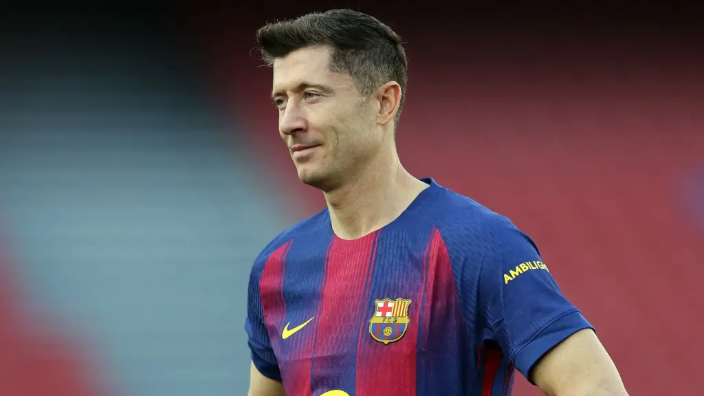 تعرف على مصير ليفاندوفسكي مع برشلونة ومنتخب بولندا