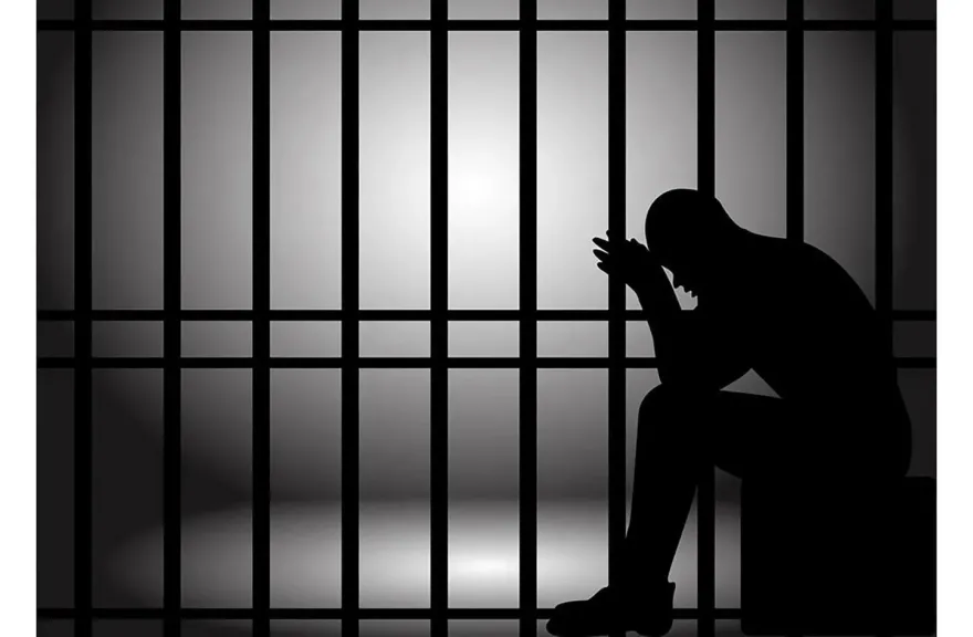 لماذا حكم عليه بالسجن؟.. موظف يدخل السجن لطلب إجازة بطريقة غير مشروعة