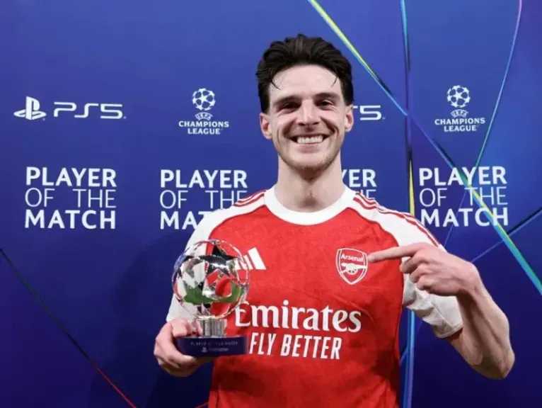 شاهد بالصور.. ماذا فعل ديكلان رايس بعد فوز أرسنال بالدوري الانجليزي