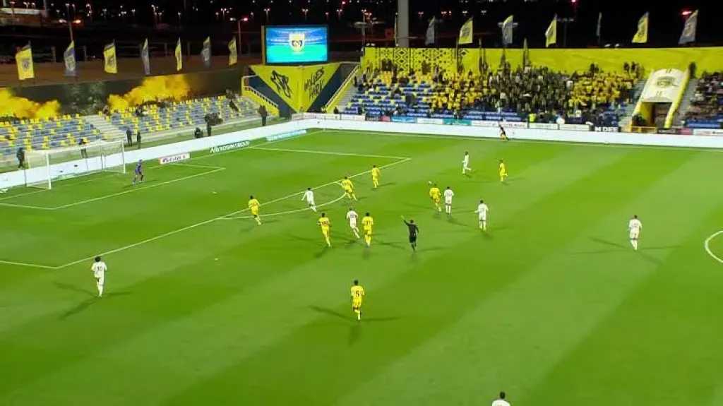 شاهد مجانًا بدون تقطيع.. القنوات الناقلة لمباراة الحزم ضد التعاون في الدوري السعودي