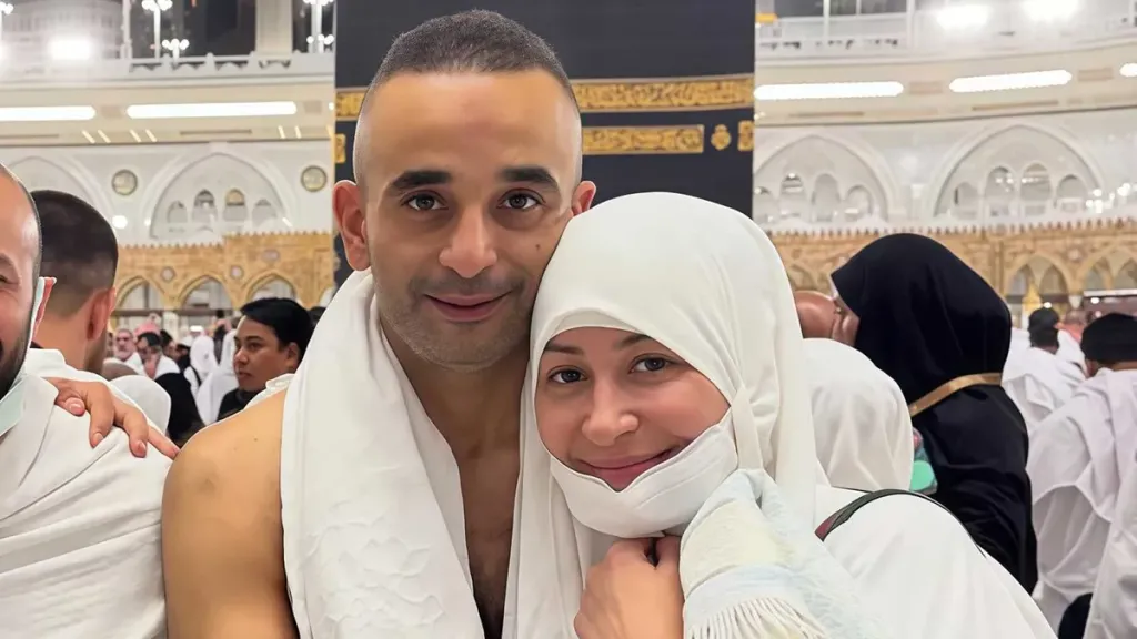 منة شلبي وأحمد الجنايني بعد الحج.. تفاصيل رحلة العودة من الأراضي المقدسة