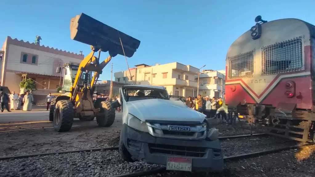 لحظة اصطدام قطار بسيارة نقل في مصر وتحرك رسمي سريع.. ماذا حدث؟