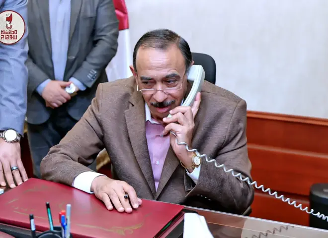 محافظ سوهاج يهنئ الأول على مستوى الشهادة الإعدادية هاتفيًا ويشيد بتفوقهم