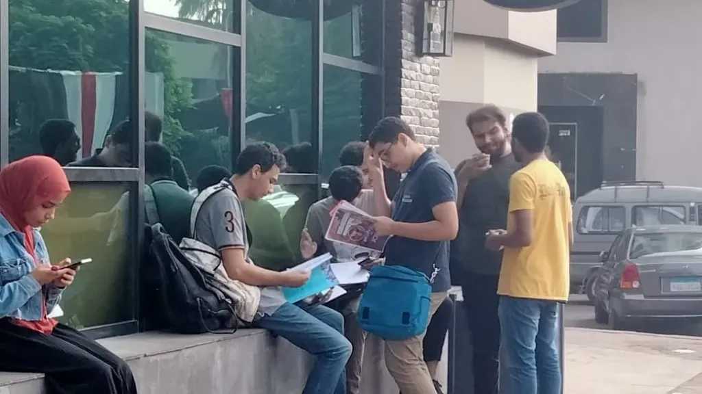 طلاب الثانوية يراجعون حتى اللحظة الأخيرة قبل امتحان اللغة الأجنبية