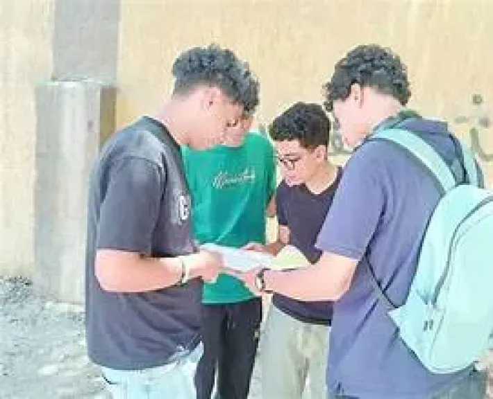 طلاب الثانوية يراجعون الفيزياء والتاريخ قبل الامتحان وسط دعم أولياء الأمور
