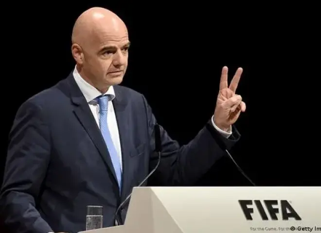 مظاهرات في سويسرا ضد ”إنفانتينو”.. ومراد ياكين يفتح النار: واجهنا بطل العالم والتحكيم والـ VAR معاً!