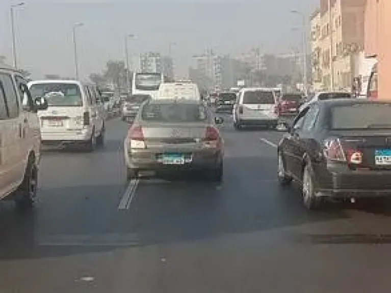 النشرة المرورية اليوم : كثافات متوسطة وتباطؤ بحركة السيارات في القاهرة والجيزة