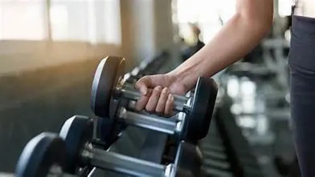 رفع الأثقال أم البيلاتس؟ : أيهما أفضل بعد سن الأربعين للحفاظ على الصحة؟