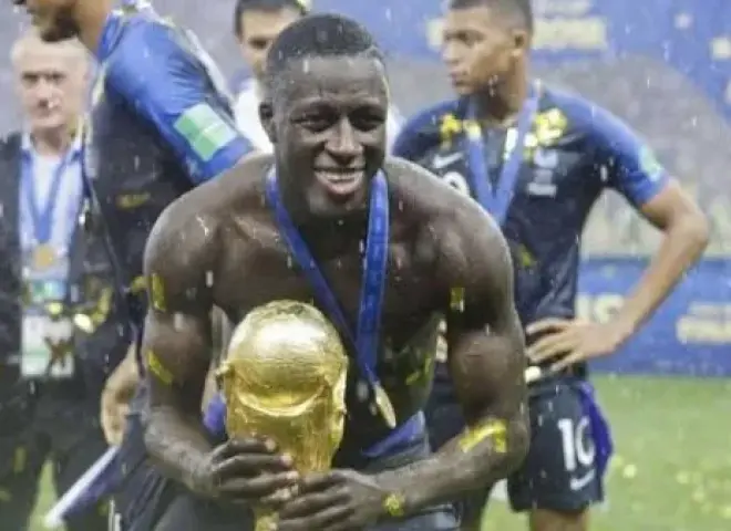 بنجامين ميندي يثير الجدل ببيع كأسه التذكارية لمونديال 2018 في مزاد علني