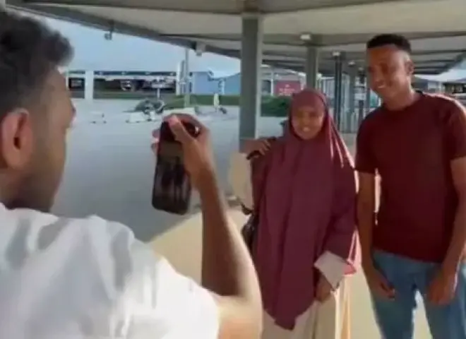 الحكم الصومالي عمر أرتان يصل سالزبورج استعدادًا للسوبر الأوروبي