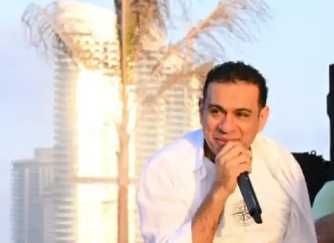 مصطفى كامل ومحمود الليثي يشعلان أجواء العلمين الجديدة بحفل جماهيري كامل العدد