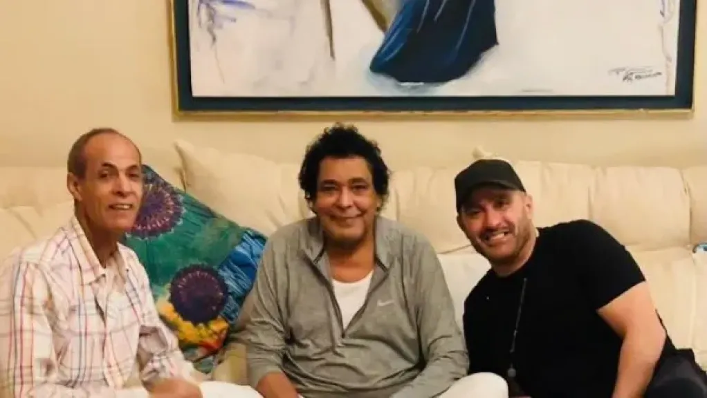 محمد منير يطمئن جمهوره بعد أنباء تعرضه لوعكة صحية