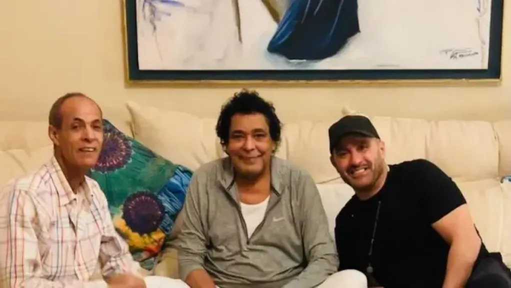 محمد منير يطمئن جمهوره بعد أنباء تعرضه لوعكة صحية